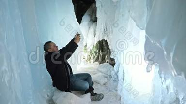 人类在一个冰洞里用智能手机交流。 围绕着神秘美丽的冰窟.. 用户在社交中交流
